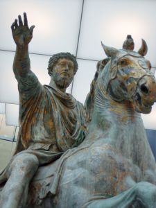 1200px-Statua_Marco_Aurelio_Musei_Capitolini_Fronte2
